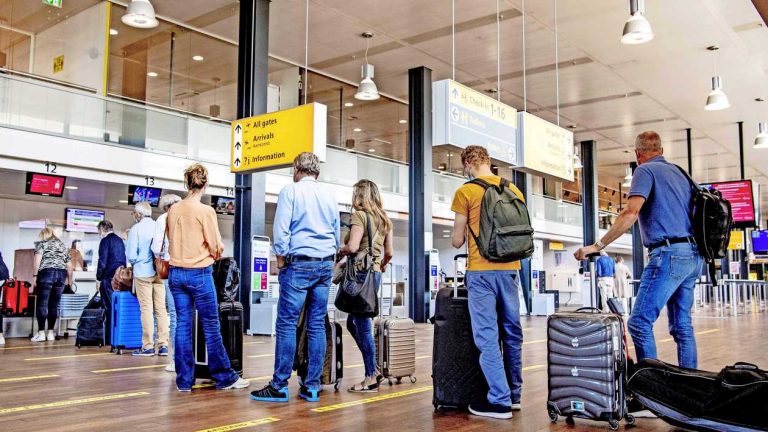 H ΕΕ των αοράτων: Ο εμβολιασμένος δεν μπαίνει σε καραντίνα και δεν κάνει τέστ στις διακοπές