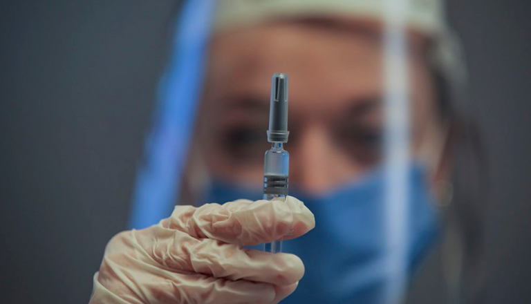 Ξεσάλωσαν και πάλι οι ειδικοί: «Ανεμβολίαστοι θα είστε η μειοψηφία και το 4ο κύμα πανδημίας θα σας αφορά αποκλειστικά»