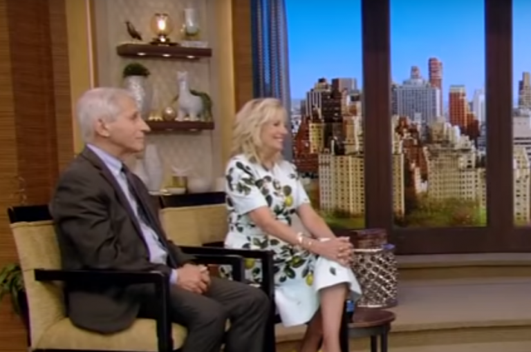 Θα εμβολιάσουμε ΟΛΑ τα παιδιά! Το «σατανικό» γέλιο της κας Μπάιντεν θα γίνει VIRAL – ΒΙΝΤΕΟ