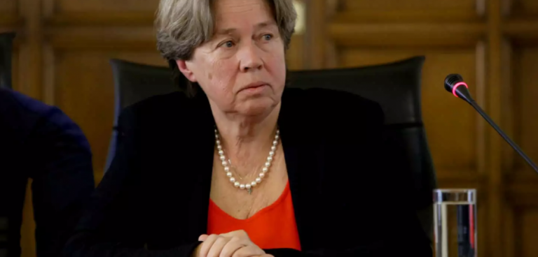 Tρομακτικά ανεύθυνες οδηγίες (τα εμβόλια δεν είναι ρούχο από τα Zara) προκαλούν την επέμβαση Εισαγγελέα;