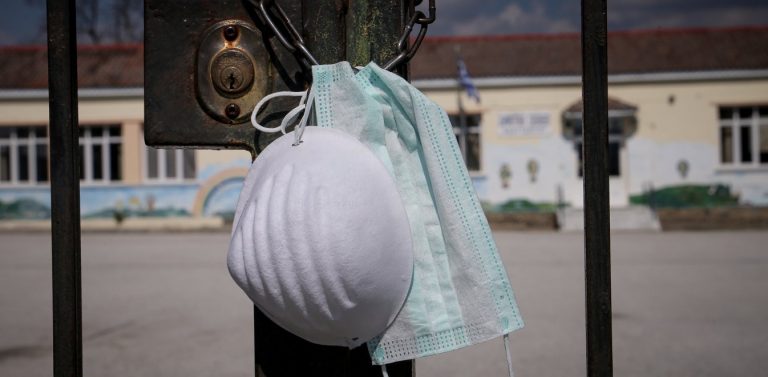 Εδραιώνουν χούντα;;; Κρήτη: Χειροπέδες σε εκπαιδευτικό γιατί δεν φορούσε μάσκα