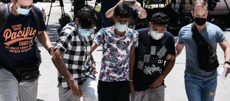 ΠΗΔΙΟΥΝΤΑΙ ΜΕΤΑΞΥ ΤΟΥΣ ΟΙ ΠΑΚΙΣΤΑΝΟΙ ΚΑΙ ΤΟ ΘΕΩΡΟΥΝ ΦΥΣΙΟΛΟΓΙΚΟ, ΠΡΑΚΤΙΚΗ ΕΞΑΣΚΗΣΗ ΟΠΟΥ ΒΡΟΥΝ…