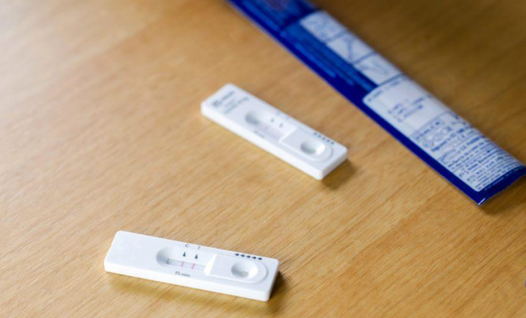 Νέα «ρουκέτα»! Φαρμακοποιοί για self tests: «Το 90% βγαίνει ψευδώς θετικό. Η κυβέρνηση ήθελε να τα διακινήσουμε στους πολίτες»