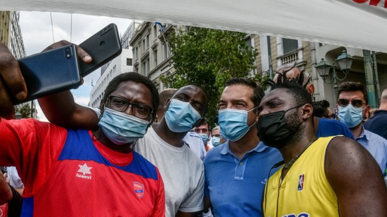 Δεν έχασε ευκαιρία ο Τσίπρας! Παρέα με αλλοδαπούς στην πορεία κατά του εργασιακού ν/σ – ΦΩΤΟ