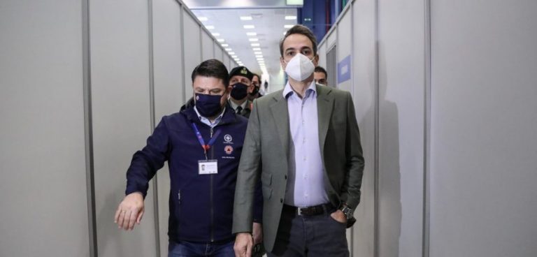 Έτσι θα πιέσουν τους πολίτες να εμβολιαστούν: Θα πληρώνουν μοριακό τεστ για να μπουν σε μπαρ, γήπεδα κτλ. -Πόσο κοστίζει