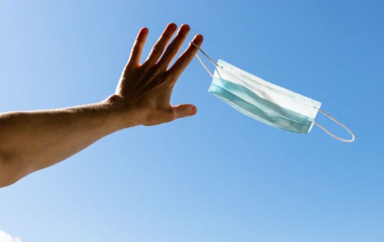 Άρση μέτρων: Πρώτη μέρα χωρίς μάσκες σε εξωτερικούς χώρους – Τέλος από Δευτέρα και η απαγόρευση κυκλοφορίας