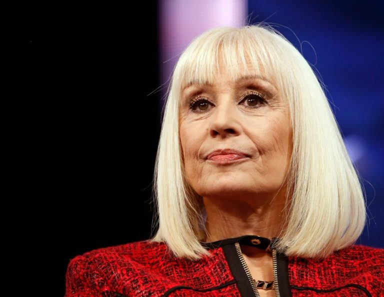 ΒΟΜΒΑ! Νεκρή η Ραφαέλα Καρά μετά τον ΠΛΗΡΗ εμβολιασμό της;;; “Πέθανε από ασθένεια που ΕΠΙΤΕΘΗΚΕ στο σώμα της…”