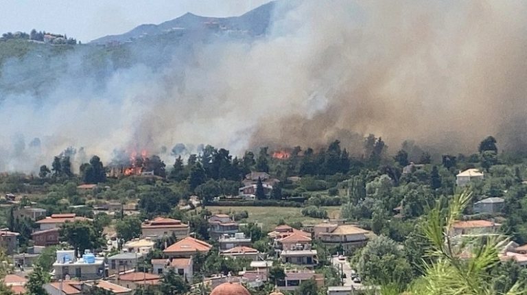 Επικίνδυνη φωτιά κοντά σε σπίτια στη Σταμάτα