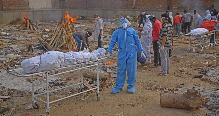 «Κόλαση» στην Ινδία: Νέα δραματική αύξηση στα κρούσματα – Πλησιάζουν το μισό εκατομμύριο οι νεκροί