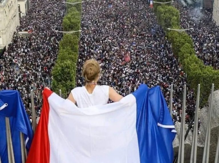 Μακρόν παραιτήσου! Κολοσσιαίες διαδηλώσεις στη Γαλλία για το ψηφιακό πιστοποιητικό υγείας.