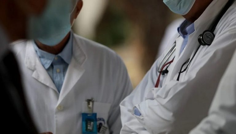 Οι γιατροί που δεν είναι «μαϊντανοί» στα ΜΜΕ, βρίσκουν φάρμακα που αποτρέπουν διασωληνώσεις ασθενών