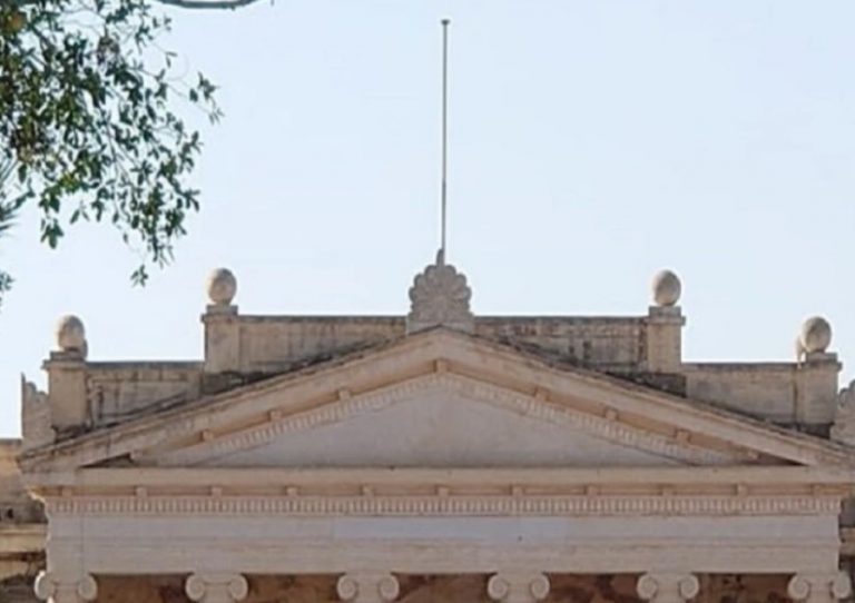 Οι Τουρκοκύπριοι επιχειρούν να σβήσουν την ιστορία της Αμμοχώστου – Καλύπτουν τις ελληνικές επιγραφές