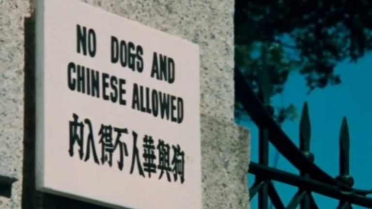 Εικόνα ΣΟΚ σε οικοδομή: «Απαγορεύεται η είσοδος στους ανεμβολίαστους» – Ένας νέος ΡΑΤΣΙΣΜΟΣ γεννιέται στην Ελλάδα