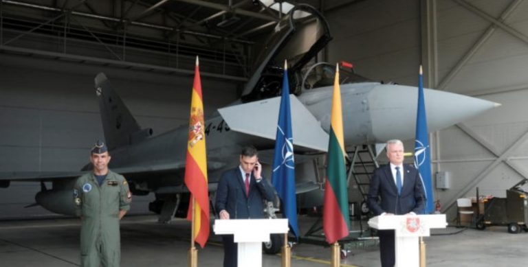 Νατοϊκός τραγέλαφος! Στήσανε συνέντευξη μπροστά σε αεροσκάφος επιφυλακής