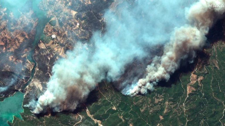 Τουρκία: Αναψαν… φωτιές στην κυβέρνηση οι πυρκαγιές στη χώρα -Αποδοκίμασαν τον Τσαβούσογλου, του πέταξαν νερό