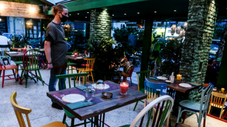 Ο Χίτλερ θα χειροκροτούσε! Οι διευκρινίσεις για τον διαχωρισμό πολιτών στα μαγαζιά προκαλούν «παγωμάρα»