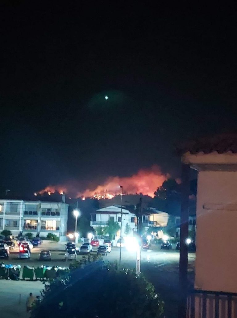 Φωτιές από πτώση κεραυνών σε Σιθωνία και Κασσάνδρα
