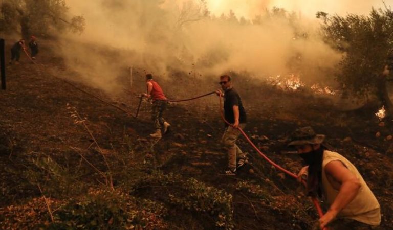 Γορτυνία: Χιλιόμετρα το μέτωπο της φωτιάς -Εκκενώθηκαν 19 οικισμοί, ενισχύονται οι πυροσβεστικές δυνάμεις