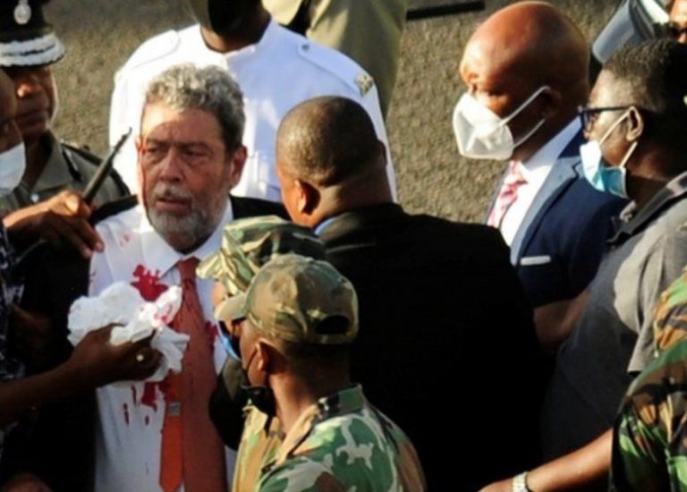 Διαδηλωτές επιτέθηκαν και έσπασαν στο ξύλο τον Πρωθυπουργό του κρατιδίου Άγιος Βικέντιος και Γρεναδίνες στην Καραϊβική που επιχείρησε να περάσει από τη Βουλή τον υποχρεωτικό εμβολιασμό για covid19!