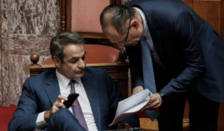 Επικίνδυνα παιχνίδια Γεραπετρίτη με το πολίτευμα