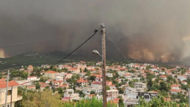Φωτιά στα Βίλια: Νέα μεγάλη αναζωπύρωση, καίγονται σπίτια, σε απόγνωση οι κάτοικοι