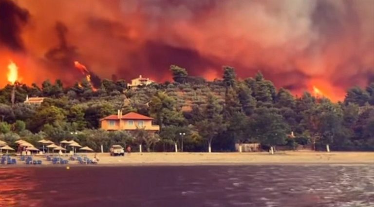 Φωτιά στην Εύβοια: Ανεξέλεγκτο το μέτωπο στις Ροβιές – Κάηκαν σπίτια – Απομάκρυναν κόσμο με πλοία