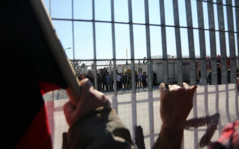 Πού θα τους πάνε;;; Εκκενώνεται το κέντρο κράτησης στην Αμυγδαλέζα στους Θρακομακεδόνες