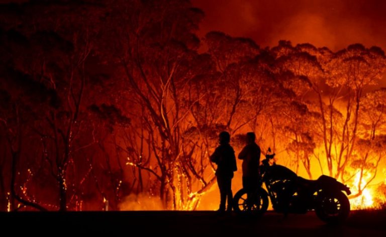 Από τές πυρκαίαις τής Αυστραλίας είς ταίς πυρκαίες τής Ελλάδος καί αλλού, Κοινός Παρονομαστής Ποίος;…. Άμεση Μετάδοση από τό Άγνωστης Ταυτότητος Ιπτάμενον Όχημαν….
