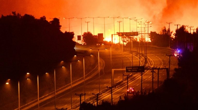 Φωτιά στη Βόρεια Αττική: Στην εθνική οδό στο ύψος της Μαλακάσας έφτασε η φωτιά