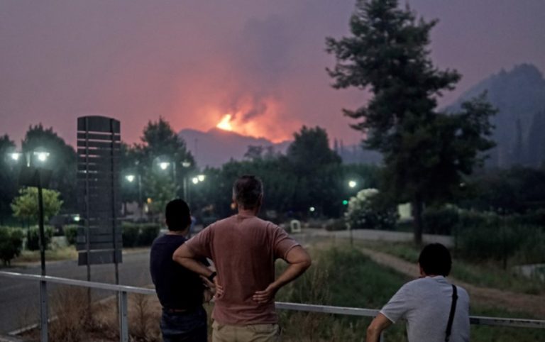 Πυρκαγιές στην Πελοπόννησο – 24 άτομα στο νοσοκομείο με αναπνευστικά και εγκαύματα