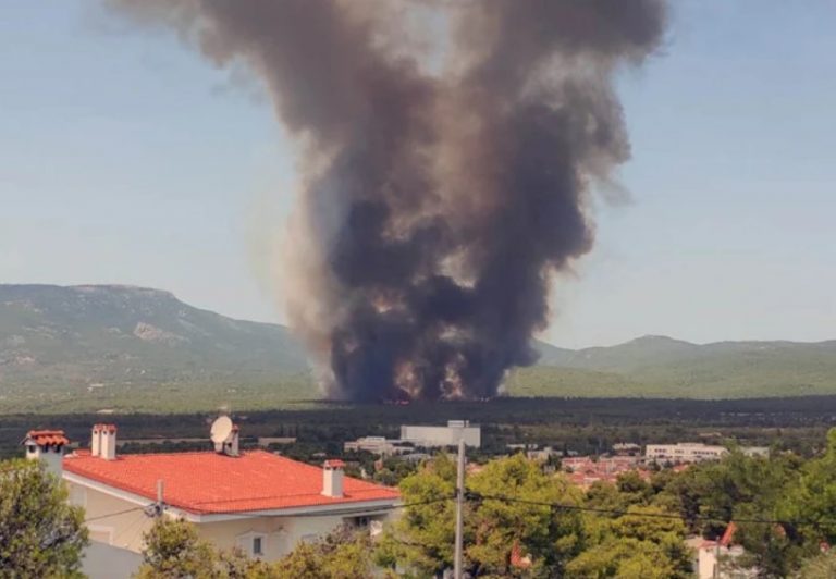 Φωτιά τώρα στη Βαρυμπόμπη – Στη μάχη και το ρωσικό Beriev