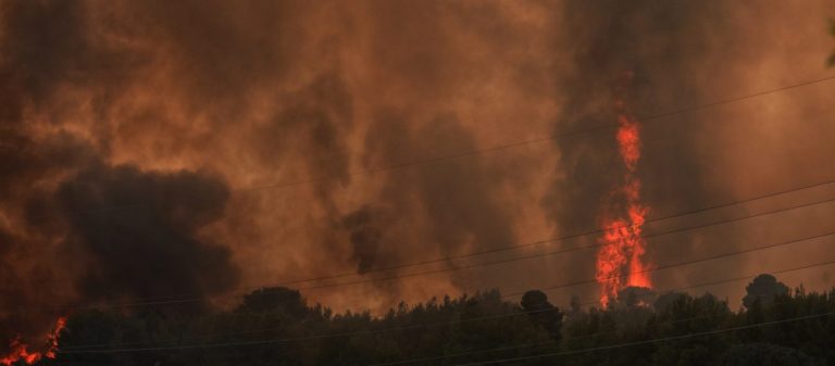 Καταγγελία- «βόμβα» για Βαρυμπόμπη: «Είδα άνδρες ντυμένους αστυνομικούς να βάζουν φωτιά»!