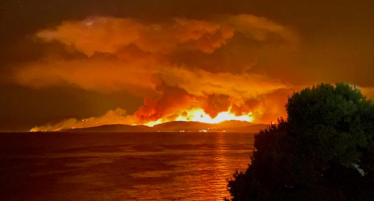 Το μήνυμα 112 στην Εύβοια που πάγωσε τους πάντες: «Αν δεν καταφέρετε να διαφύγετε…» – Κίνδυνος να ενωθούν τα μέτωπα