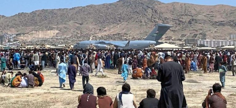 Αφγανιστάν: Ανταλλαγή πυρών στην «κόλαση» του αεροδρομίου της Καμπούλ – 1 νεκρός και 3 τραυματίες