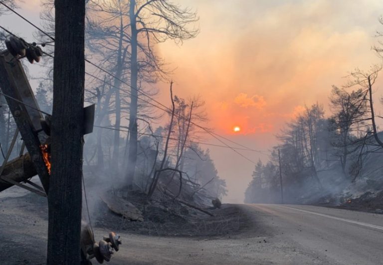 Φωτιά στην Εύβοια: Μάχη για να μην ξεφύγει στα κεντρικά το πύρινο μέτωπο