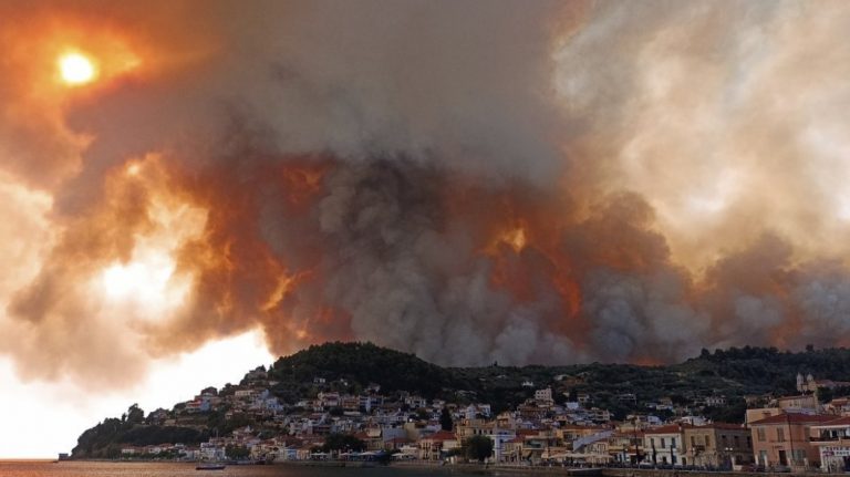 Φωτιά στην Εύβοια: Σε εξέλιξη 4 μέτωπα – Δύσκολη η επέμβαση εναέριων μέσων λόγω έλλειψης ορατότητας