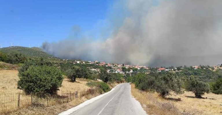 Σε εξέλιξη παραμένουν οι πυρκαγιές στα Μεσοχώρια Ευβοίας και την Αρχαία Κόρινθο