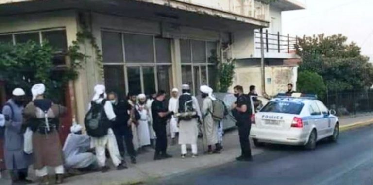 Καλαμάτα: Μουσουλμάνοι με παραδοσιακές φορεσιές στο τμήμα! «Ήρθαν οι ταλιμπάν είπαν πολίτες»