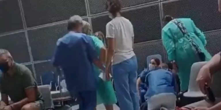 Νεαρός πέφτει μέσα στο εμβολιακό κέντρο μετά την ένεση. Σπασμοί σαν επιληπτική κρίση!