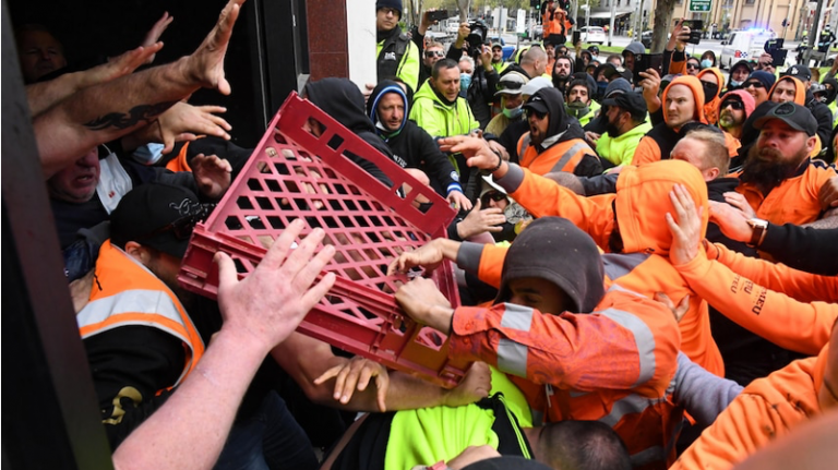 Πύρινος Λόγιος : ΕΚΤΑΚΤΟ! Ο λαός της Αυστραλίας σε μετωπική Σύγκρουση με τη ΝΤΠ! Μια ανάσα από την Ελευθερία! Υπό παραίτηση ο κυβερνήτης της Βικτώρια…