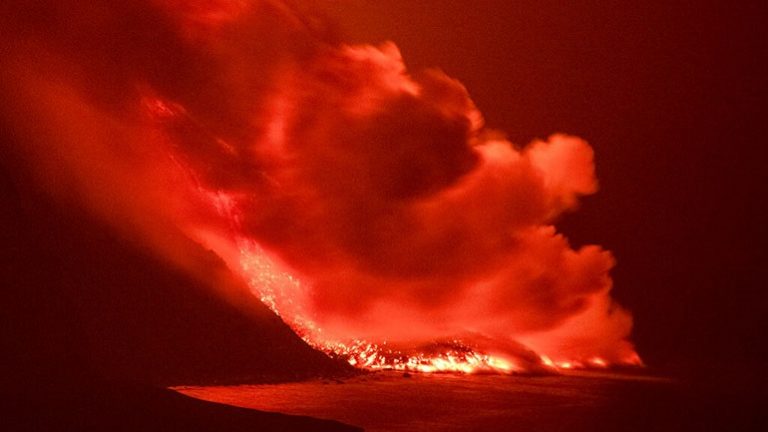 Ισπανία: Η λάβα του ηφαιστείου στα Κανάρια έφτασε στον ωκεανό – Ανησυχία για την έκλυση τοξικών αερίων