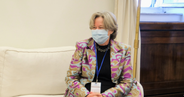 ΤΙ ΑΛΛΟ ΘΑ ΑΚΟΥΣΟΥΜΕ;; Λινού: Να βάλουμε τα παιδιά στα σχολεία να τρώνε μέσα σε κύκλους