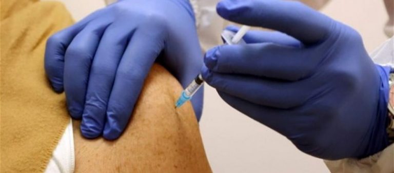 «Να κάνουν τρίτη δόση για προστασία των ασθενών οι υγειονομικοί» – Τότε γιατί έβγαλαν σε αναστολή τους ανεμβολίαστους;