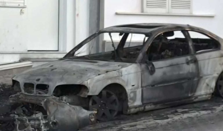 Έκαψαν το όχημα του αστυνομικού που εξέδιδε τη 19χρονη