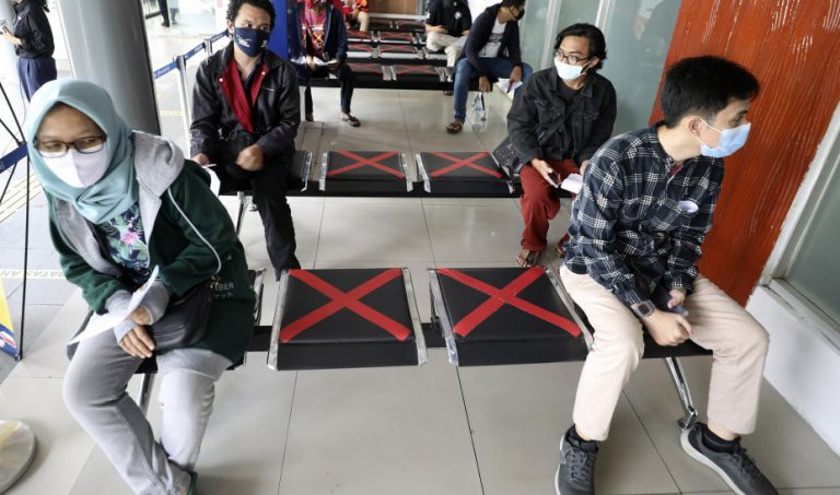 Ινδονησία: Σχεδόν 1.400 κρούσματα και 118 νεκροί σε 24 ώρες