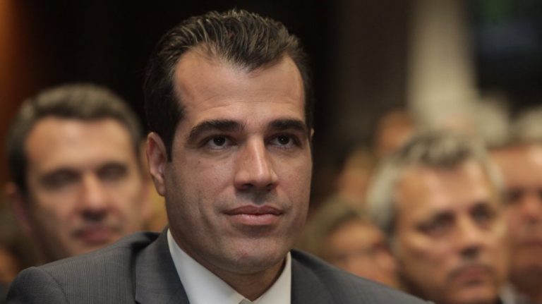 Πλεύρης: «Η μετάδοση του ιού δε γίνεται στους κλειστούς χώρους»