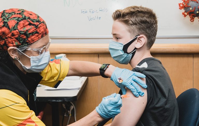 ΗΑΕ: Οι αρχές ενέκριναν το εμβόλιο της Pfizer για τον κορωνοϊό για τα παιδιά 5-11 ετών