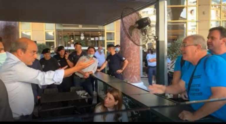 Χαμός στην Θεσσαλονίκη: Την «έπεσαν» στον Χατζηδάκη οι απολυμένοι των λιπασμάτων Καβάλας