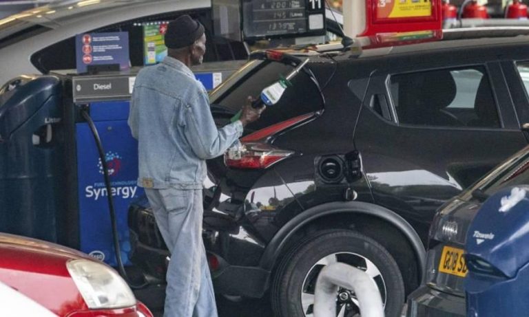 Βρετανία: Καύσιμα με το σταγονόμετρο- Έχουν εξαντληθεί σε περίπου το 1/3 των πρατηρίων της χώρας