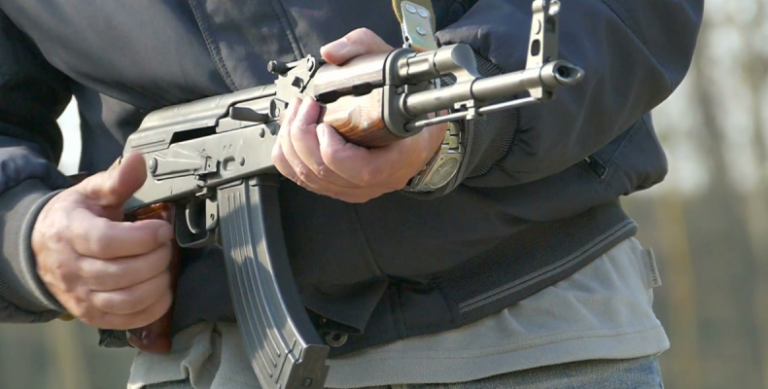 Βολές με ΑΚ-47 Kalashnikov στον Ασπρόπυργο και τον καταυλισμό των Αθίγγανων;